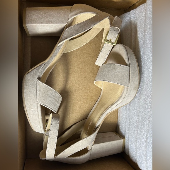 CL by Laundry Go On 2 Nude Faux Suede Sandal Size 8 NWOB - Picture 5 of 5